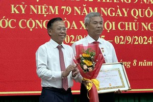 守德市与第一郡颁授党龄纪念章