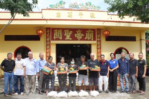 平新郡决胜村关帝庙派盂兰礼物