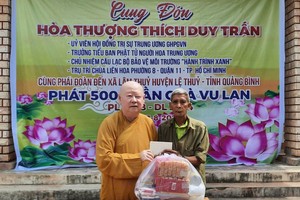 第十一郡莲华寺住持释惟镇和尚向少数民族同胞赠送礼物。