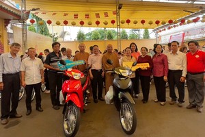 龙华寺与各单位和善信盂兰献爱心