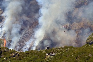 葡萄牙山火频发，当局要出动直升机扑救。一架直升机在葡萄牙北部城市拉梅古的杜罗河坠毁，造成4名军人死亡，另有1人失踪。（图：AFP）