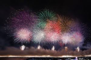 大麯烟花吸引约 10 万观众