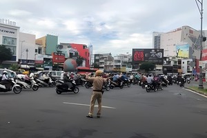 交警正在疏导交通。（示意图：互联网）