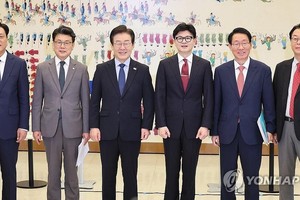 9月1日，在国会，执政党国民力量党首韩东勋（右三）和最大在野党共同民主党党首李在明（左三）举行会谈。（图：韩联社）