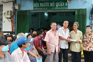 林氏大宗祠赠送礼物给各单位及贫困户。