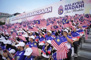8月31日，在马来西亚普特拉贾亚，人们参加马来西亚独立67周年庆典活动。（图：新华社）