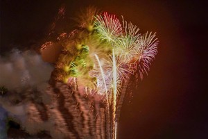 山仙生态旅游城的烟花表演吸引众多游客。