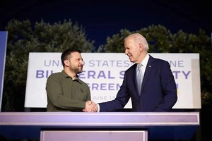 图为6月13日，美国总统拜登与乌克兰总统泽连斯基在意大利G7峰会期间会晤。（图：Getty Images）