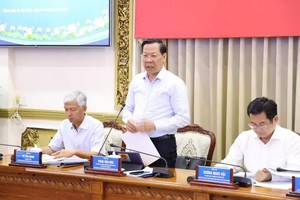 市人委会主席潘文迈（中）主持会议并发表讲话。（图：市新闻媒体中心）