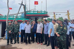 农业与农村发展部长黎明欢与工作团前往南定省视察并指导3号台风应对工作。（图：人民报）