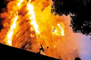 位于英国首都伦敦肯辛顿区的葛籣费尔大楼2017年6月14日发生大火，整座楼宇全陷入火海。（图：互联网）