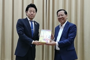 日本大板代表向市人委会主席潘文迈赠送纪念品。