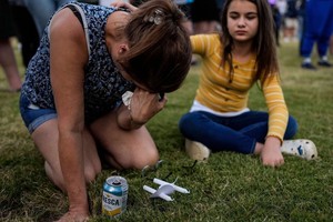  枪击案发生后，部分民众在点蜡烛哀悼死者。（图：AP）