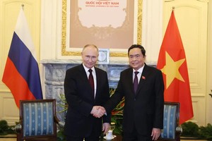 图为 6月20日下午，国会主席陈青敏（右）在河内会见俄罗斯总统普京。（图：越通社）