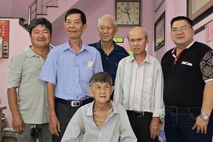 冯氏宗祠理事会向长者赠送月饼。