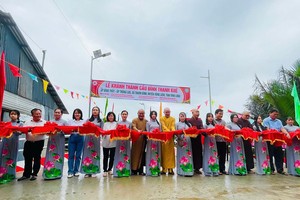 第八郡慈善团与地方领导参加新桥落成剪彩仪式。