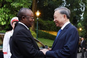 几内亚比绍共和国总统乌马罗‧穆赫塔尔‧恩巴洛与党中央总书记、国家主席苏林亲切握手致意。（图：越通社）