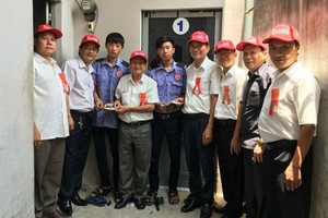 平阳省土龙木天后宫理事长王永胜、诸位理事会成员以及本报领导与火警救人的“小英雄”合影。