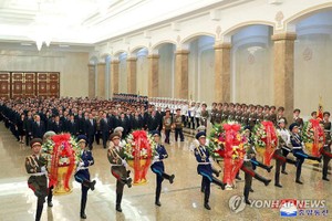 据朝中社9月9日报道，在迎来朝鲜建政76周年之际，内阁总理金德训等党政干部前往平壤锦绣山太阳宫参谒。锦绣山太阳宫安放有朝鲜已故前最高领导人金日成和金正日的遗体。 （图：韩联社/朝中社）