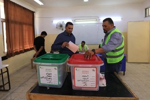 9月10日，在约旦首都安曼，选民参加国民议会选举投票。（图：新华社）