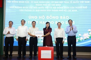 市领导转交捐助款项。