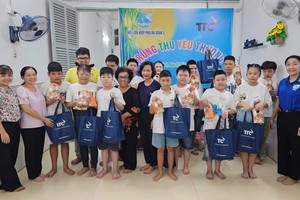 华人企业成成功集团赞助礼物给第五郡妇联会的中秋节活动。