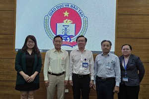 市华文教育辅助会主席古家寿拜访市教育培训厅领导。