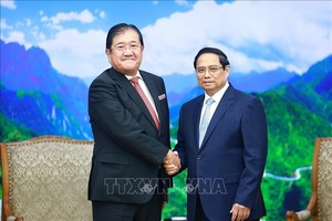 政府总理范明政与日本三井集团董事长安永龙夫合影。（图：越通社）