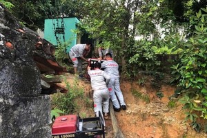 Viettel工作人员正在为北部各省灾区一处克服通讯故障。（图：VnE）