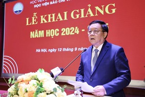 中央宣教部部长阮仲义在开学典礼上致词。（图：VOV）