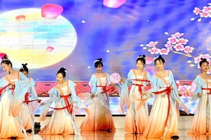 《拜月》 仁建 摄