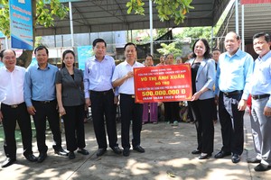 国家副主席探望北江省灾民并赠送礼物