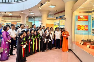 各界人士参观“北宁官贺民歌-万古长存与传递正能量”专题图片展。