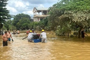 Viettel 员工团队运送发电机为BTS站服务。 （图：越通社）