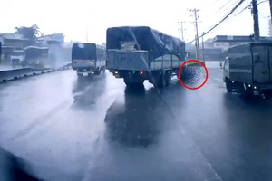 车程摄像头录下了事故现场一刹那画面。