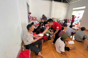 KIDO集团送蒸熟大包给灾区同胞。