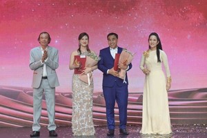 优秀艺人权灵和方英桃夺得最佳电影男女主角奖。