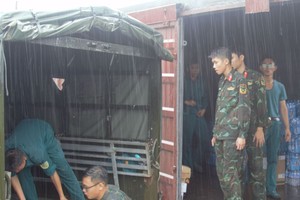 干部、战士搬运货物上列车。