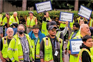 波音员工高举标语，拒绝新的劳资协议。（图：路透社）