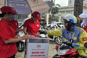 民众捐款救助北部灾区同胞。