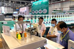 剌绣展览吸引国内外者的关注。