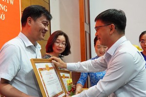 市委常务委员阮孟强向取得佳绩的集体颁发奖状。（图：秋红）