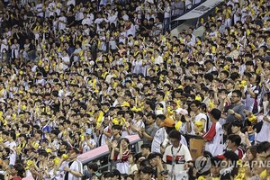 8月28日，在首尔蚕室棒球场，观众前来观看LG双子队和KT Wiz队的比赛。（图：韩联社）