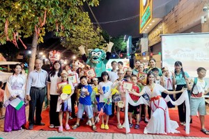 “中秋书法与Mawoo龙共同欢乐”活动。