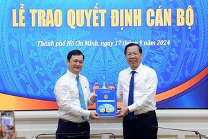 市人委会主席潘文迈向桥南成同志颁发《决定》。（图：阮潘）