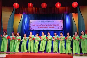 长青文艺俱乐部每年举办多个歌唱晚会交流。