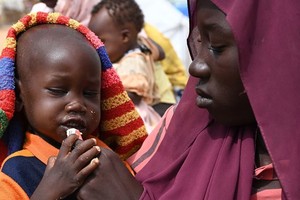 乍得东部的阿德雷难民营，一名妇女正在喂养孩子。（图：联合国）