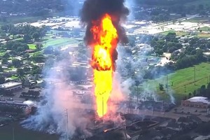 管道爆炸起火现场。（图：视频截图）