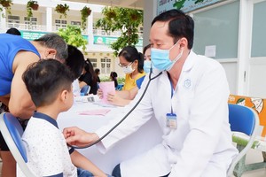 医务人员正在为第七郡范友楼小学的一名学生进行查体。（图：成山）