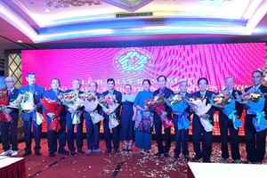 第六郡领导向陈氏相济宗祠新届理事会致送鲜花祝贺。